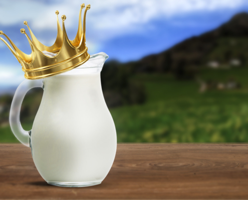 Ein Milchkrug mit einer Krone